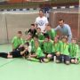 Siegermannschaft_mit_Pokal_und_Trainer.JPG